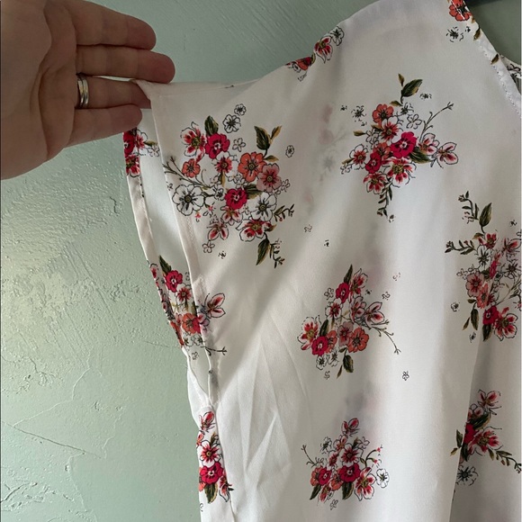 Alice blue top, size XL, white with red floral pattern - Picture 7 of 7